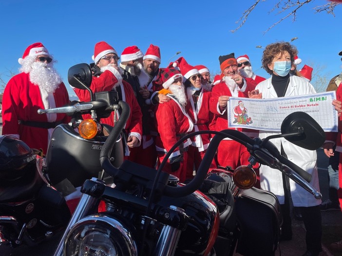 Alla pediatria di Mondovi Babbo Natale arriva in Harley Davidson [FOTO E VIDEO]