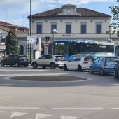 Bra, continua la raccolta firme per lo spegnimento del semaforo di fronte alla stazione ferroviaria