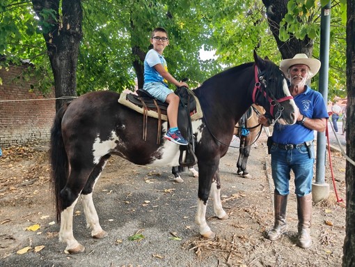 Bra, tanti bambini a cavallo per il battesimo della sella con i Cavalieri del Bandito Bra, tanti bambini a cavallo per il battesimo della sella con i Cavalieri del Bandito