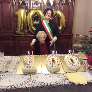 Brigida Taricco con la sindaca Paola Sguazzini durante la festa per i suoi 100 anni celebrati il 15 gennaio scorso