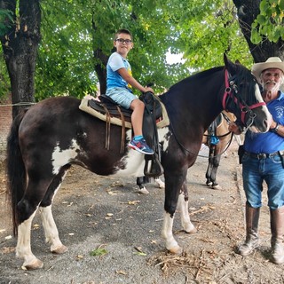 Bra, tanti bambini a cavallo per il battesimo della sella con i Cavalieri del Bandito