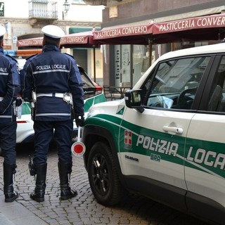 Auto pirata investe pedone a Bra: indagini della Polizia Locale per risalire al conducente