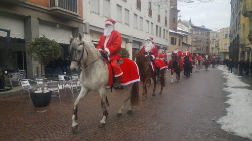 Auguri speciali dalla carica dei Babbi Natale a cavallo per Bra [FOTO]