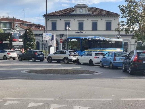 Bra, continua la raccolta firme per lo spegnimento del semaforo di fronte alla stazione ferroviaria Bra, continua la raccolta firme per lo spegnimento del semaforo di fronte alla stazione ferroviaria