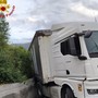 Bilico resta incastrato sulla Statale 28 a Pornassio, intervento dei vigili del fuoco: strada chiusa per oltre un'ora Bilico resta incastrato sulla Statale 28 a Pornassio, intervento dei vigili del fuoco: strada chiusa per oltre un'ora