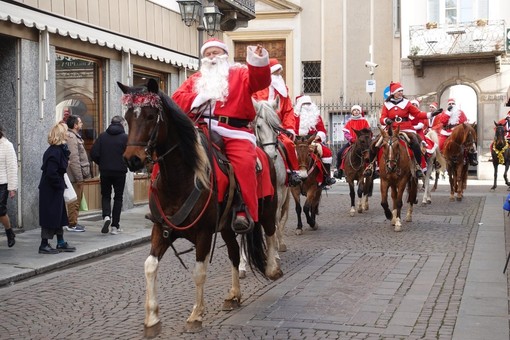 A Bra Babbo Natale va a cavallo con la Scuderia del Bandito
