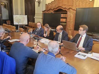 Alcuni momenti dell'incontro tenuto ieri in Prefettura Alcuni momenti dell'incontro tenuto ieri in Prefettura
