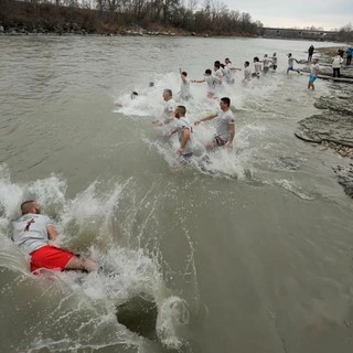 Neive, la comunità ortodossa celebra il Battesimo di Gesù con la “grande benedizione" nelle acque del Tanaro