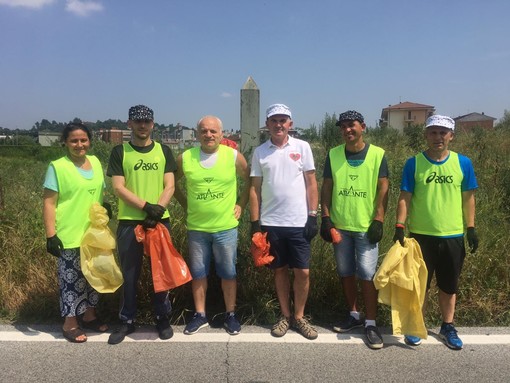 Bra, associazione italo-albanese ripulisce strada Crosassa dai rifiuti: il ringraziamento dell’Amministrazione