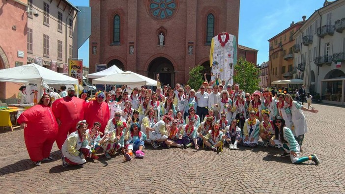 Dai reparti ospedalieri ai progetti in Croazia e Toscana: i volontari clown di Arcobaleno Vip Alba-Bra hanno festeggiato 20 anni di sorrisi Dai reparti ospedalieri ai progetti in Croazia e Toscana: i volontari clown di Arcobaleno Vip Alba-Bra hanno festeggiato 20 anni di sorrisi