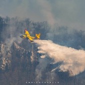 Un momento delle operazioni di spegnimento nello scatto di Enrico Cavallo