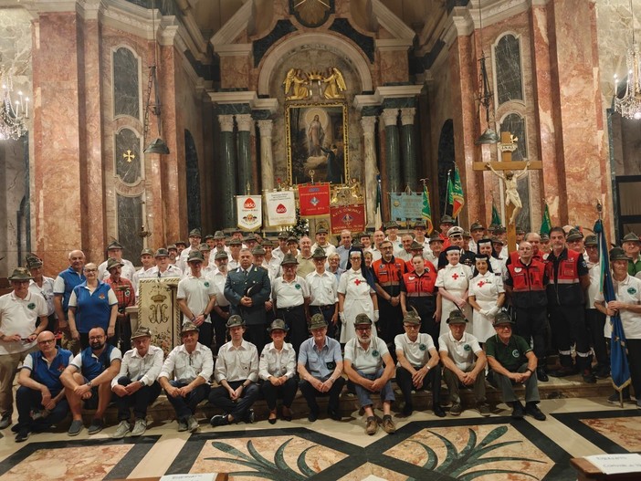 Foto collettiva di Alpini, associazioni e autorità civili, militari e religiose