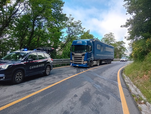 Camion in avaria sulla Statale 28, perde liquido scivoloso: traffico a senso unico alternato Camion in avaria sulla Statale 28, perde liquido scivoloso: traffico a senso unico alternato