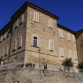 A Mango riapre l'Enoteca Regionale Colline del Moscato d'Asti. Il taglio del nastro affidato a Lorenzo Sonego