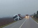 Pollenzo: camion fuori strada sulla provinciale 7