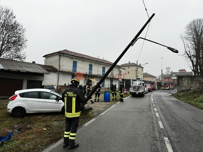 Auto abbatte un palo della luce in via Fossano a Sant'Albano Stura
