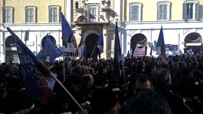 Domani a Roma in protesta anche i vigili del fuoco di Cuneo: &quot;I politici si ricordano di noi solo durante le emergenze o ai nostri funerali&quot;