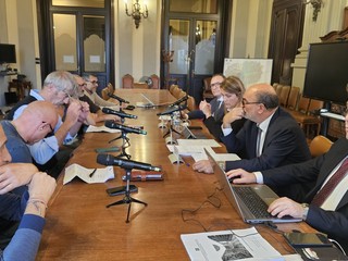 Alcuni momenti dell'incontro tenuto ieri in Prefettura Alcuni momenti dell'incontro tenuto ieri in Prefettura