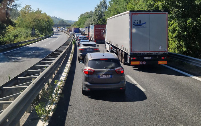 Veicolo in fiamme sulla A33: tra Asti e Isola code in direzione Cuneo, al lavoro i tecnici per la rimozione