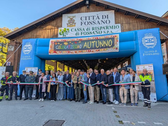 Il momento del taglio del nastro Il momento del taglio del nastro