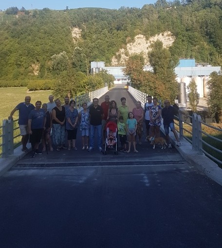 La foto di gruppo tra Amministratori e cittadini sul ponte dei Marchesini