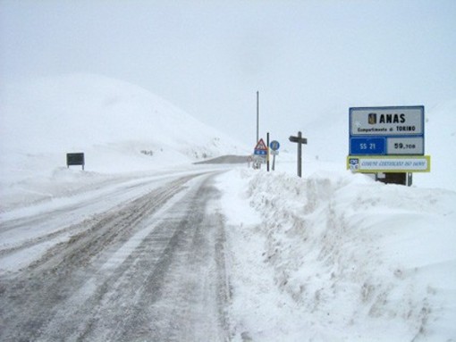 Bloccati dalla neve al Colle della Maddalena, notte di disagi per due auto francesi: temporaneamente chiuso il valico