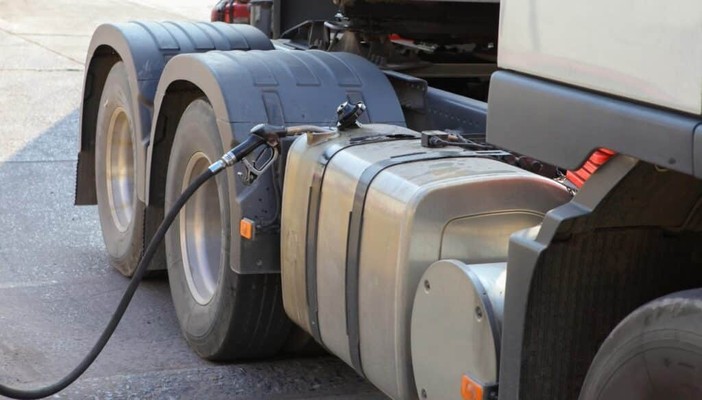 Furti di carburante al deposito di Vado Ligure: coinvolti autotrasportatori, perquisizioni anche nel Cuneese