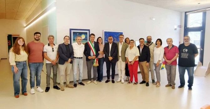 Narzole, il pittore Franco Gotta ha donato due opere all'asilo nido Narzole, il pittore Franco Gotta ha donato due opere all'asilo nido