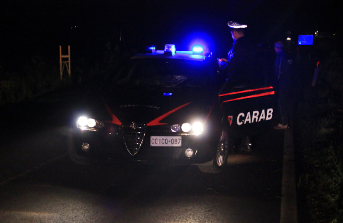 Tenta di rubare una minicar nella notte a Cuneo: decisivo l’intervento di un residente
