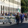 I giovani del campo scuola di Costigliole sfilano a Pinerolo con gli alpini astigiani