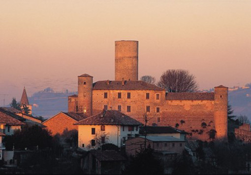 Il castello di Castiglione Falletto in una suggestiva immagine aerea