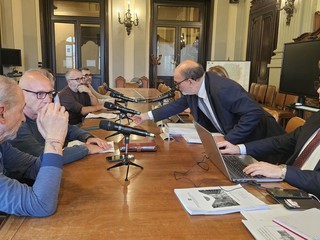 Alcuni momenti dell'incontro tenuto ieri in Prefettura Alcuni momenti dell'incontro tenuto ieri in Prefettura