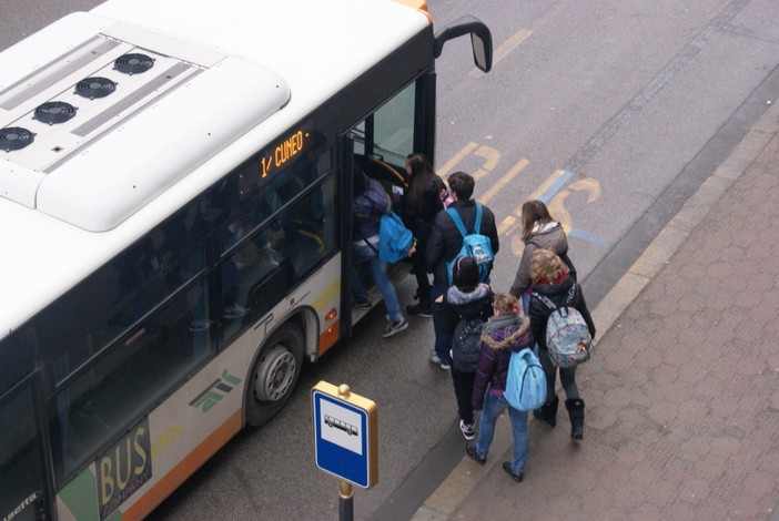 Pendolari a scuola, in Granda il costo del bus pesa come una “tassa sulla distanza”
