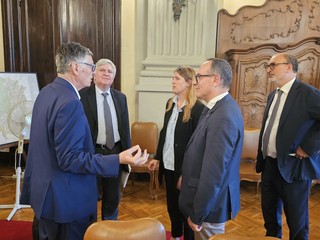Alcuni momenti dell'incontro tenuto ieri in Prefettura Alcuni momenti dell'incontro tenuto ieri in Prefettura