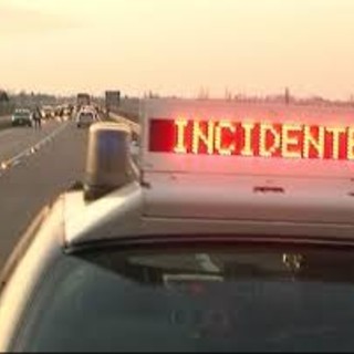 Mezzo pesante si ribalta sulla Provinciale 564: strada chiusa tra Mondovì e Cuneo