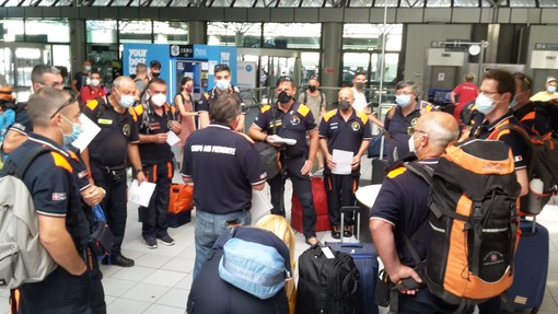 Volontari del corpo antincendi boschivi (AIB) in partenza dalla Granda per &quot;spegnere&quot; la Calabria