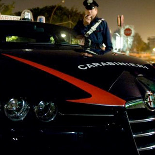 Danneggia un’auto in corso Piave e aggredisce i Carabinieri: giovane denunciato ad Alba