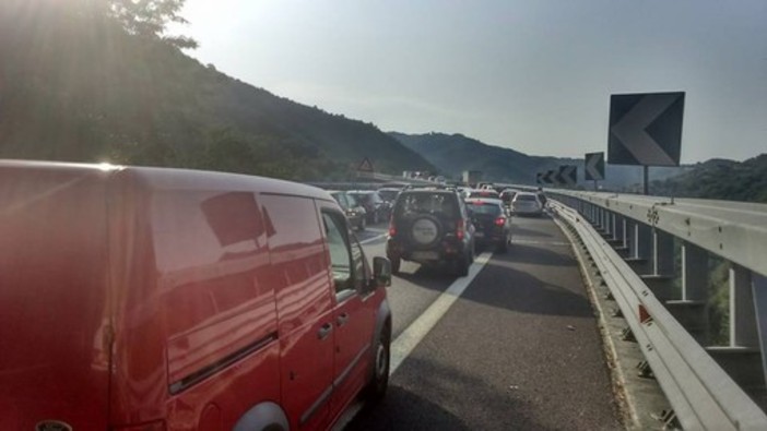 Pasquetta: tornano le code sulle strade e autostrade per il mare Pasquetta: tornano le code sulle strade e autostrade per il mare