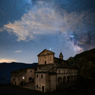 Castelmagno sotto le stelle (foto di Lorenzo Martini)