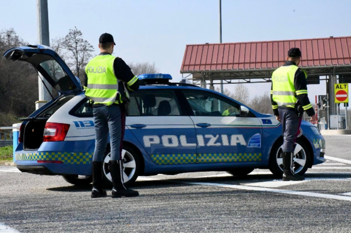 Carico di carne fresca trasportata nel bagagliaio di un’auto senza refrigerazione né documenti Carico di carne fresca trasportata nel bagagliaio di un’auto senza refrigerazione né documenti