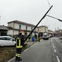Auto abbatte un palo della luce in via Fossano a Sant'Albano Stura Auto abbatte un palo della luce in via Fossano a Sant'Albano Stura