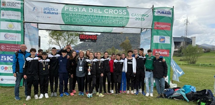 (La rappresentativa regionale di cross 2025 foto - fidal piemonte)