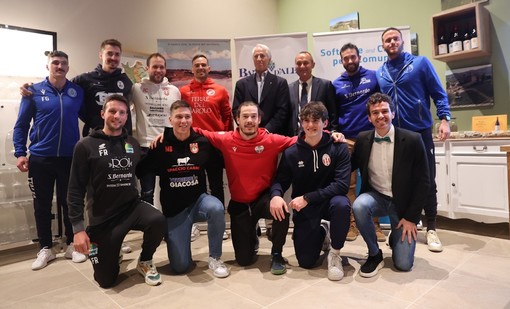 Gli undici capitani della Serie A Banca d'Alba 2024 con il presidente del Coni Giovanni Malagò e il presidente della Fipap Enrico Costa