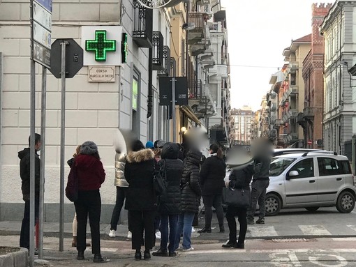 Nuove regole sulla quarantena ma ancora lunghe code per i tamponi davanti alle farmacie di Cuneo