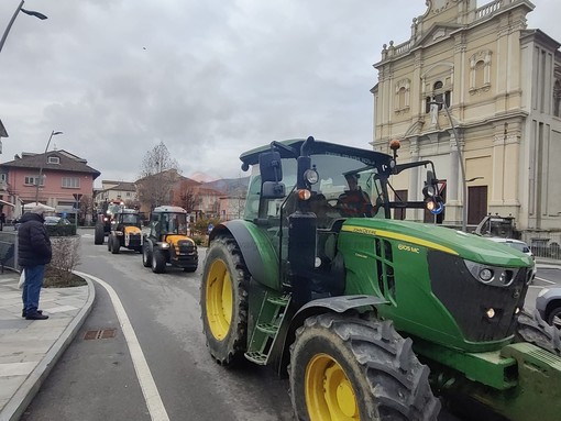 Il corteo di trattori a Santo Stefano Belbo sabato 2 marzo