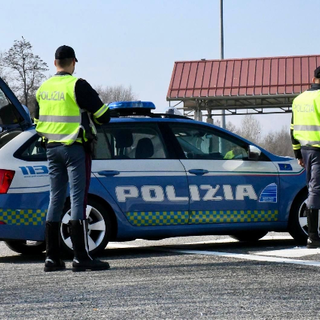 Carico di carne fresca trasportata nel bagagliaio di un’auto senza refrigerazione né documenti
