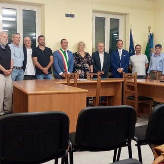Il sindaco Antonio Iovieno con il nuovo consiglio comunale di Cravanzana