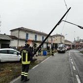 Auto abbatte un palo della luce in via Fossano a Sant'Albano Stura