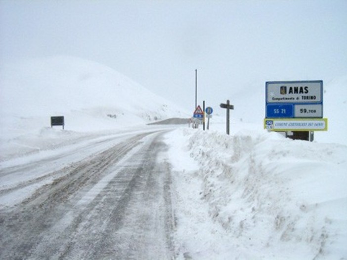Bloccati dalla neve al Colle della Maddalena, notte di disagi per due auto francesi: temporaneamente chiuso il valico Bloccati dalla neve al Colle della Maddalena, notte di disagi per due auto francesi: temporaneamente chiuso il valico