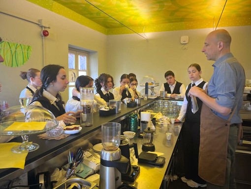 Dal caffè turco alle estrazioni a freddo: gli studenti dell'Arte Bianca di Neive scoprono il mondo nascosto dietro una tazzina Dal caffè turco alle estrazioni a freddo: gli studenti dell'Arte Bianca di Neive scoprono il mondo nascosto dietro una tazzina